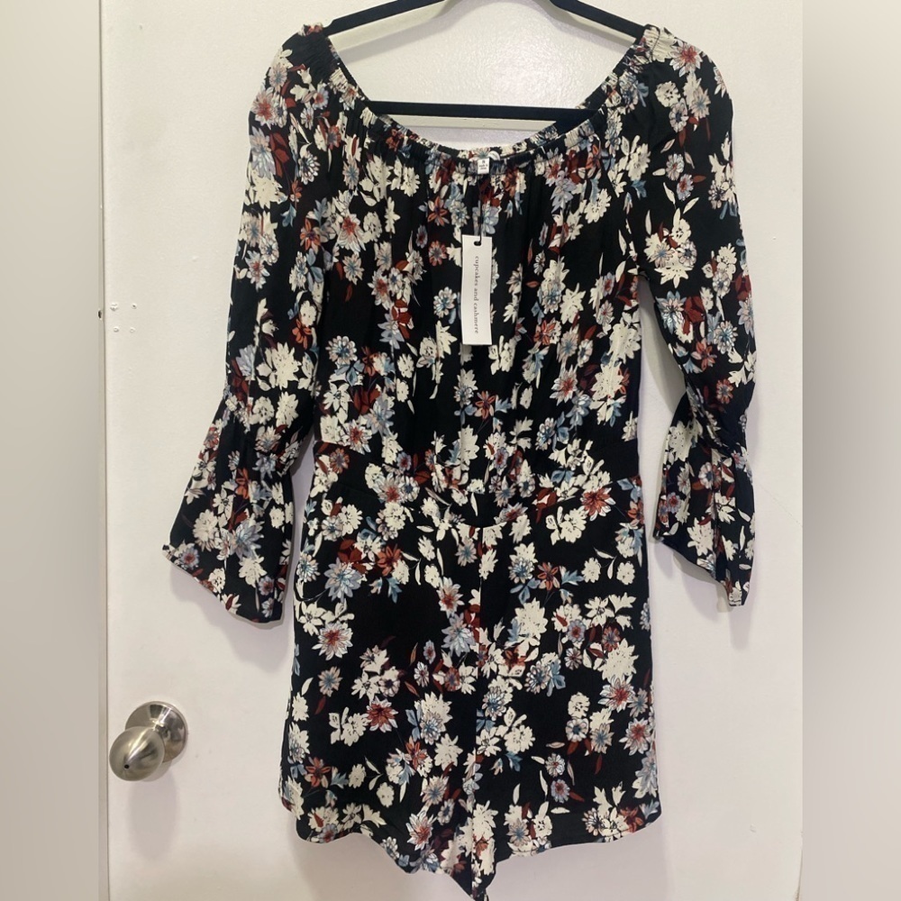 New! Cupcakes and Cashmere Gia Floral Romper - Picture 4 of 10
